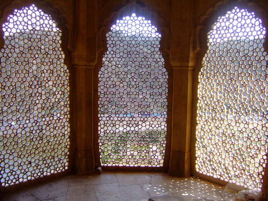 http://s3.picofile.com/file/8199616700/honeycombed_windows_amber_fort_jaipur_jaipur.jpg