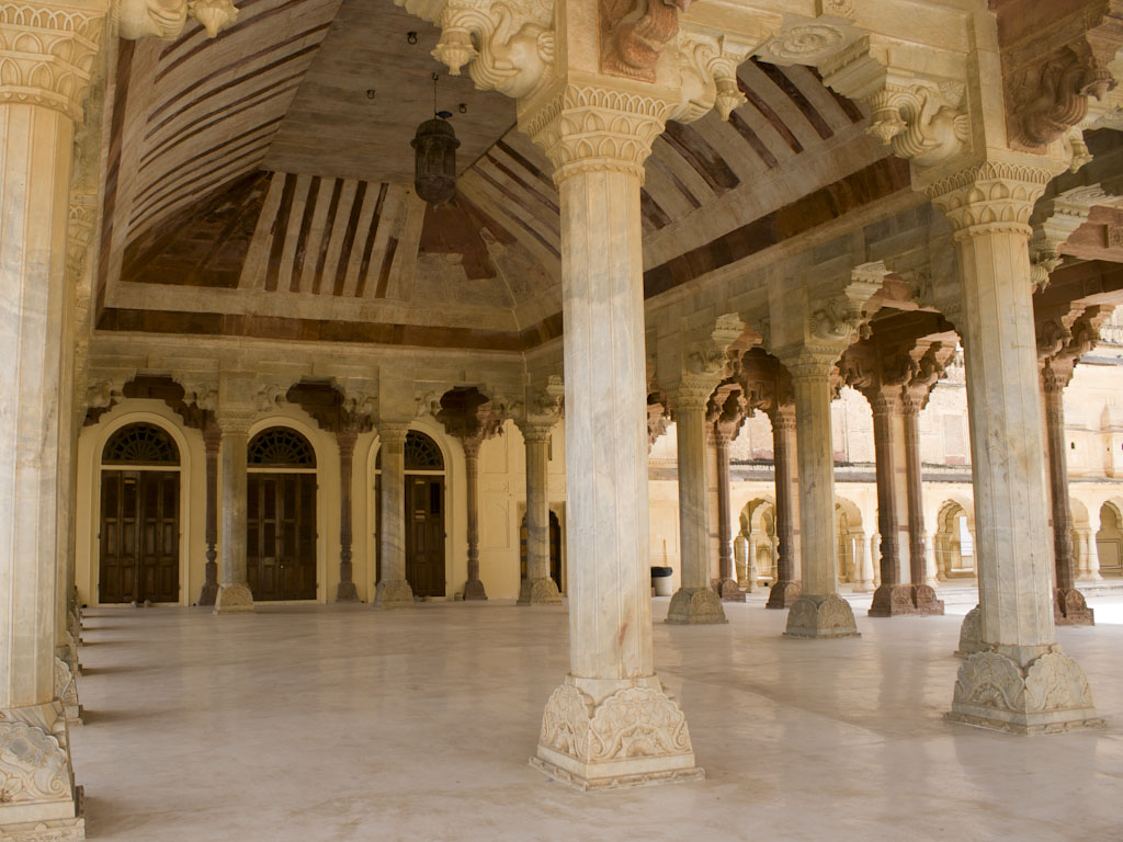 http://s3.picofile.com/file/8199618642/jaipur_rajasthan_india_amer_fort_9_the_diwan_i_am_public_audience_hall_with_elephant_shaped_capitals_and_galleries_above_it.jpg