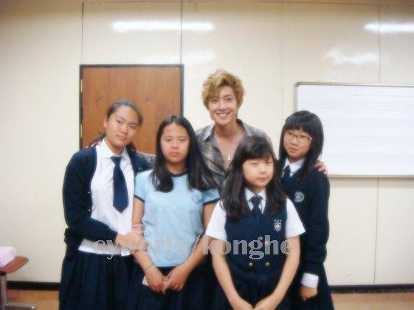 KHJ Music Bank Backstage Photo With Student Fans