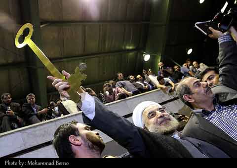 آیینه یزد - روحانی به وعده‌های خود پایبند است