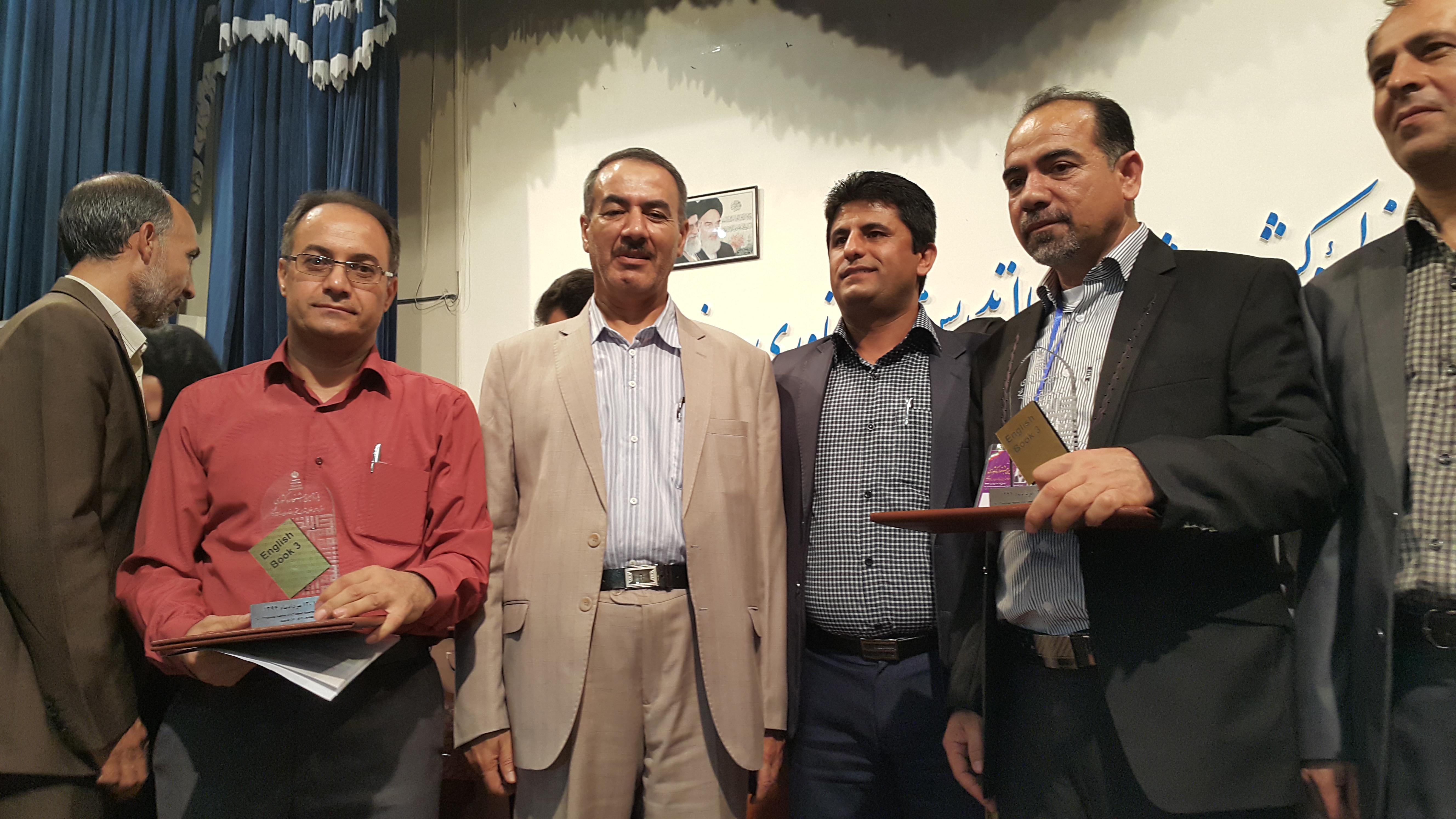    عکس یادگاری با اقای افشانی مدیر کل دفتر  متوسطه