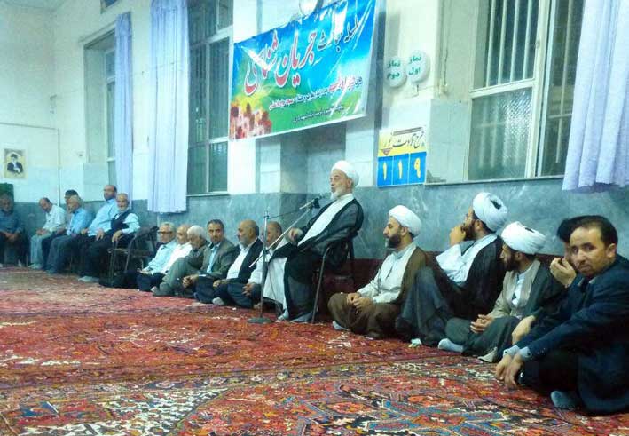 آيت الله دکتر هاشم هاشم زاده هريسي در جمع اهالي خيابان ابوذر تبريز که همزمان با شهادت امام جعفرصادق(ع) در مسجد حاج غلامعلي برگزار شده بود 