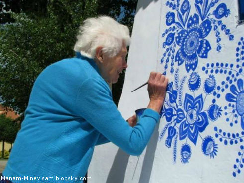 علاقه زیاد یک پیرزن 87 ساله به نقاشی ساختمان