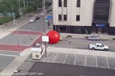 حرکت یک توپ قرمز غول‌پیکر در خیابان‌ها
