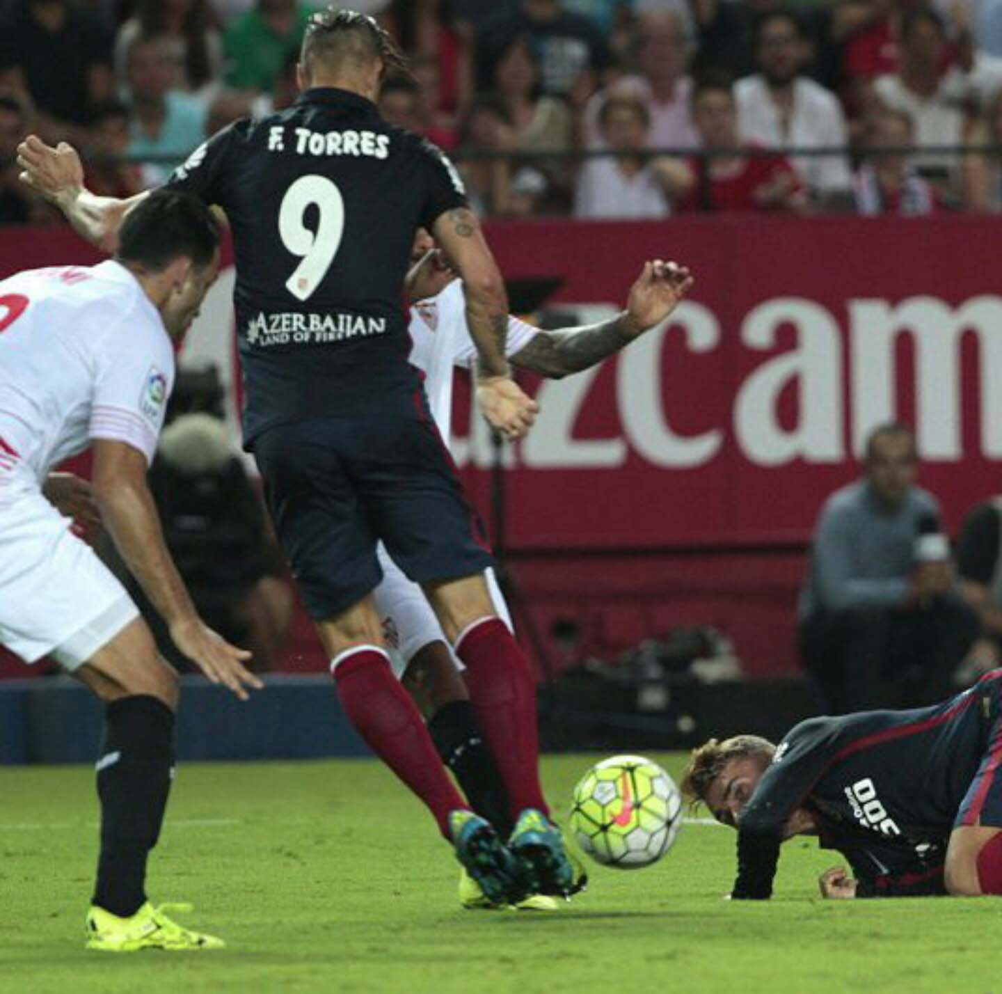 http://s3.picofile.com/file/8209441018/Fernando_Torres_vs_Sevilla_Pics_By_F9Tfans_blogsky_com_13_.jpg