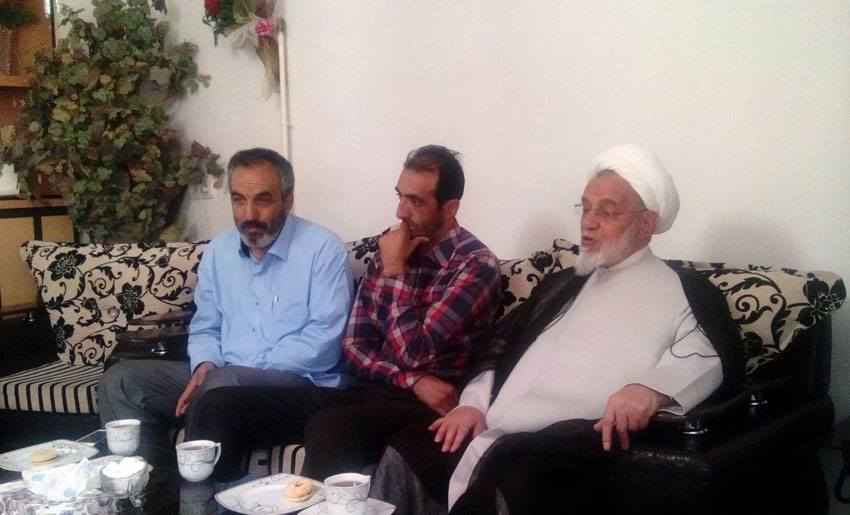 آیت الله دکتر هاشم هاشم زاده هریسی در دیدار با خانواده شهید حامد جوانی از مدافعان حرم زینب کبری(س) در شهر جدید سهند 