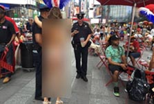 میدان تایمز نیویورک: محلی برای خودنمایی زنان تقریبا برهنه