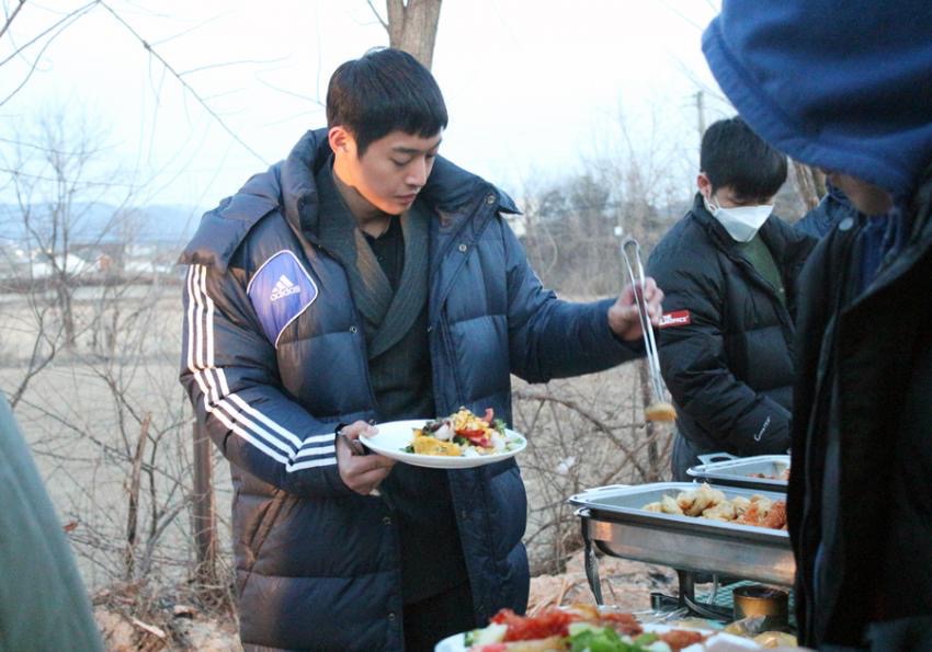 Hyun Joong is eating food