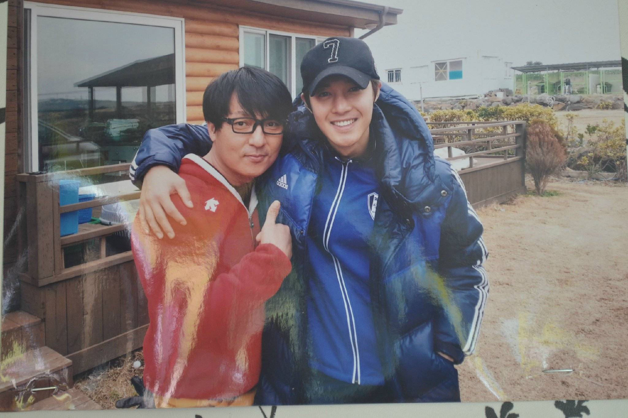 Old Pics of Hyun joong with ajushi in his store