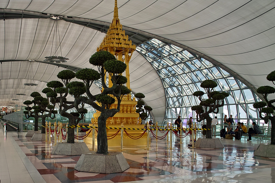 http://s3.picofile.com/file/8216425642/bangkok_airport_3.jpg
