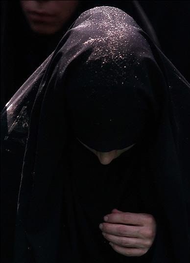 http://s3.picofile.com/file/8218040268/Chador.jpg