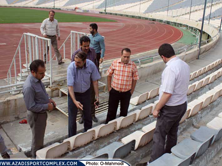 مهندس ولی زینالزاده قاضی جهانی به همراه مهندس نیکوخصال در طی بازدید مهندس عباسی از استادیوم یکصد هزار نفری در خصوص بازسازی های صورت گرفته  توضیحاتی ارائه نمودند