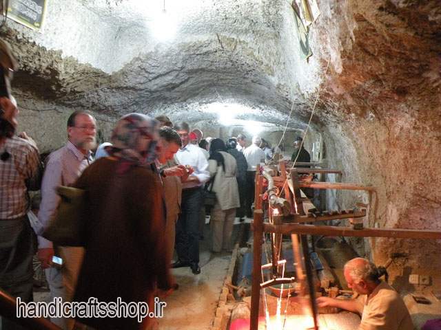 بازديد گردشگران خارجي از كارگاه عبابافي و نمايشگاه صنايع دستي