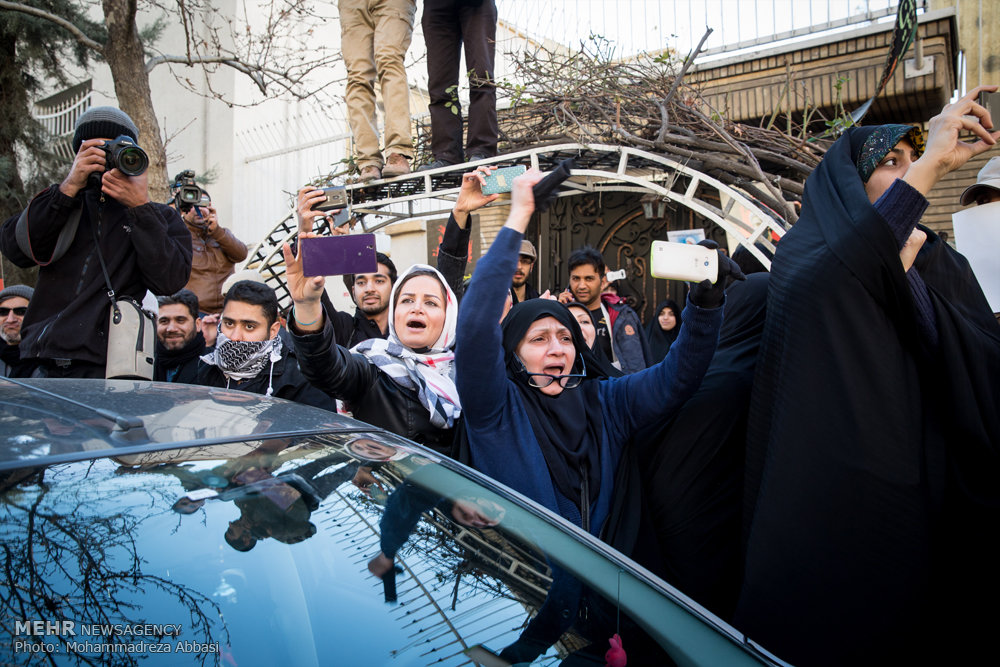 دانشجویان بسیجی دانشگاه‌ های تهران در اعتراض به اعدام رهبر شیعیان عربستان به دست رژیم آل سعود،بعد از ظهر یکشنبه 13 دی ماه 1394 در خیابان های اطراف سفارت عربستان سعودی در تهران تجمع کردند.