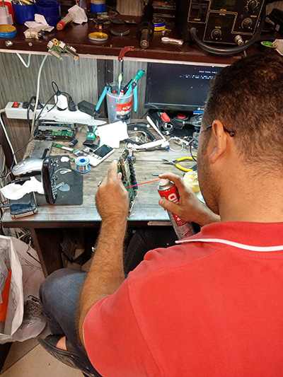 با تینر یا اسپری ناهید برد ایکس ویژن را شستشو دهید